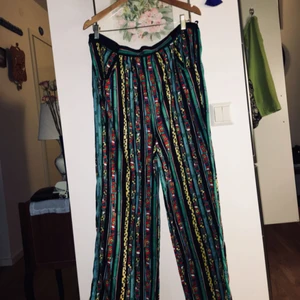  - Snygga färgglada mönstrade byxor i tunt material. De har fickor och är i storlek 40. Passar till pyjamas och till vardags. 