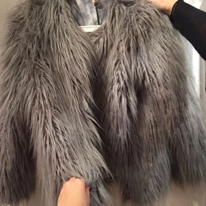 - Säljer nu min supersnygga fakepälsjwacka, den är i bra skick!