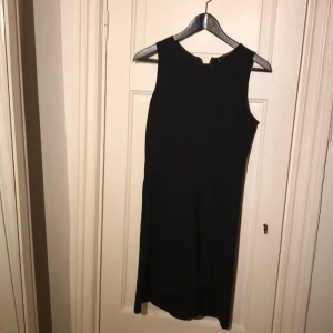  - Söt svart klänning från Mango. Antingen till fest eller jobb, 