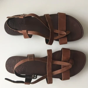  - gladiatorskor som jag bara använt några ggr.  äkta läder och från vagabond, så kvaliteten är bra. kmr lägga upp många annonser närmsta tiden och ju fler plagg du vill ha, desto större mängdrabatt får du. möts upp i sthlm eller skickar om du betalar frakten.