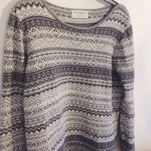  - Mysig och din tröja som tyvärr bara ligger i garderoben. Hittar ingen storlek men skulle gissa på M-L eller S beroende på hur man vill att den ska sitta. Jag är vanligtvis en S (se sista bilden) 