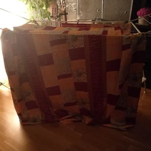  - 2 Lakan ,svala och exklusiva Med tillhörande 2 stora kuddörngott  Perfekt för dig som är för varm för täcke 😉 200➡️nu 150 kr ➡️100kr!! Swish el kontant vid Ropsten eller Åhléns city Porto tillkommer via Swish av köparen om det ska skickas 