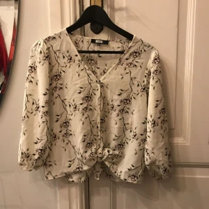  - Kortare blus med knut fram! 