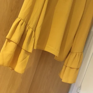  - Blus från Gina Tricot, passar som 36 👏🏻✨ jätte fin höst färg 