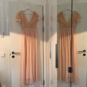  - Ljus rosa långklänning Använd 1 gång på balen så är som ny  