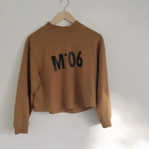  - Kort collagetröja med tryck. Väl använd men i bra skick! Finns i Borås men kan skickas mot betalning av porto🌻