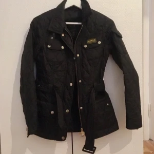  - En klassisk och populär svart barbour-jacka i stl 32 men passar en 34-36, har vanligtvis S i jackor och denna passar på mig! I väldigt fint skick, säljer enbart eftersom den inte kommer till användning och den får helt enkelt inte plats längre i min garderob. Jackans modell heter "International Quilt" och inköpspris är 2000kr. Hör av er för mer bilder eller för frågor! Vill bli av med den så kan gå ner i pris. 