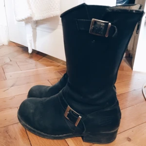  - Svarta Johnny Bulls i storlek 39. Har kvar originalförpackningen o rengörs o lädras innan 💞