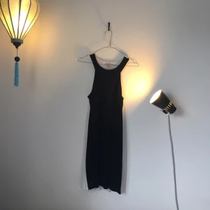  - Häftig klänning, svart framtill och vit baktill. Bra skick! 