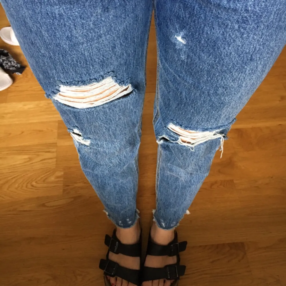 SÅ SNYGGA 5p slitna jeans från PULL & BEAR. Endast använda två gånger, säljer pga förstora:'( . Jeans & Byxor.