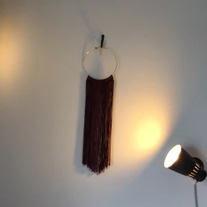  - Virkat halsband. Längd från stålring till fransarnas slut är ca 41cm. Aldrig använt 