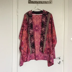  - Kimono från Lindex. Endast använd 1 gång. Tunt och härligt material. Möts i stockholm/köpare står för frakt