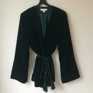  - Superfin kavaj/blazer i mörkgrönt sammetsliknande tyg 🌿 Inköpt vintern 2016 och var då med i Elle:s shoppingguide! Kan mötas upp i Uppsala eller skicka. Köparen betalar frakt. 