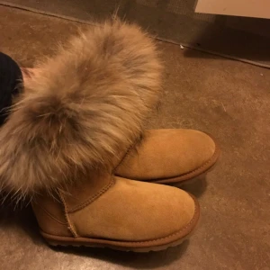  - Väldigt varma och sköna skor  perfekt för vintern, dem är helt nya, säljer pga att jag har väldigt många liknande skor. Oanvända.
