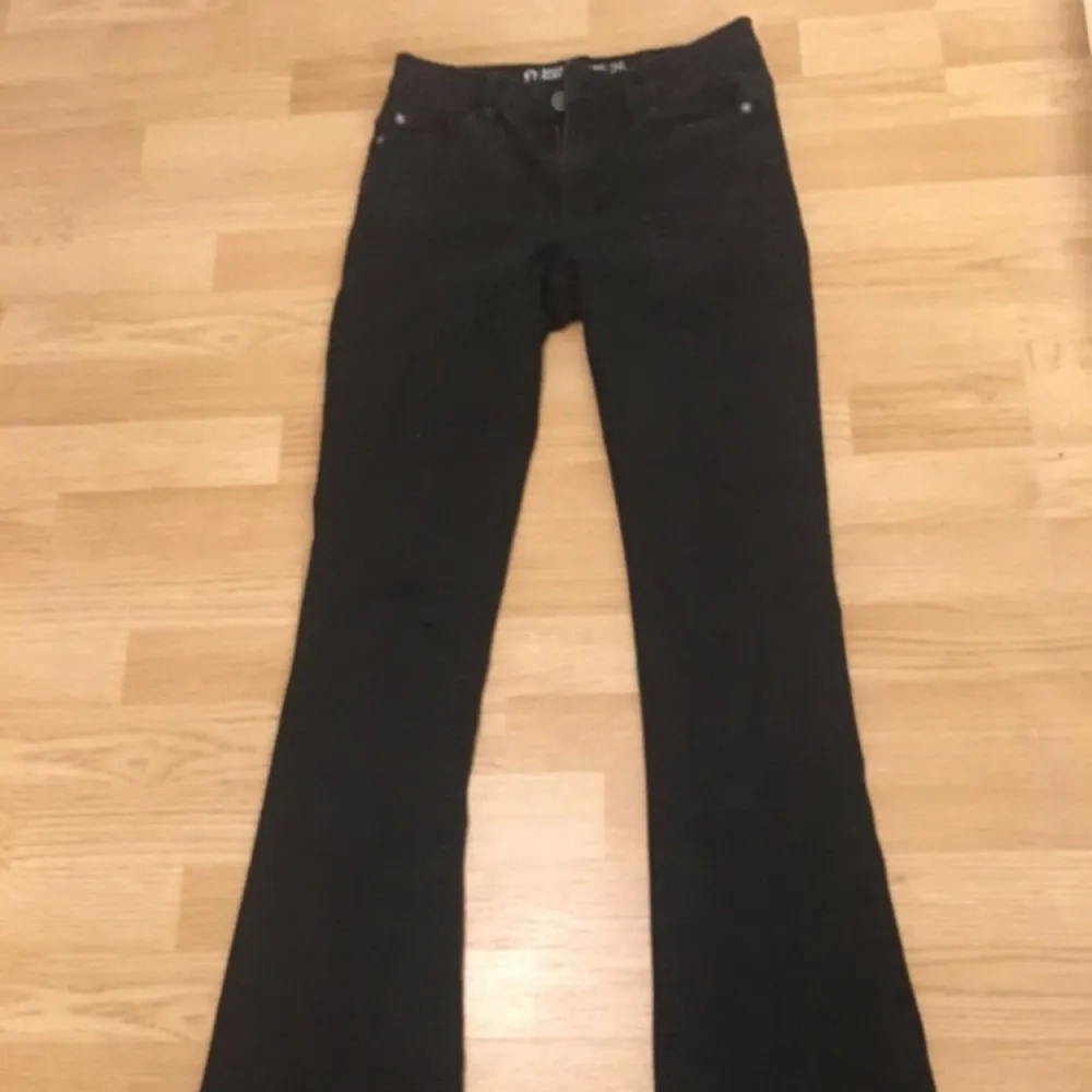 Storlek,25 passar xxs elr xs skulle jag tro. Jeans & Byxor.