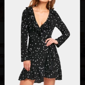  - Helt ny klänning med tag kvar. Säljs pga av fel storlek. Står M i klänningen men passar någon som har XS eller XXS. Klänningen är jättefin - svart med vita stjärnor, du knyter den omlott i midjan och har fina volanger. Jag bjuder på frakten ✨