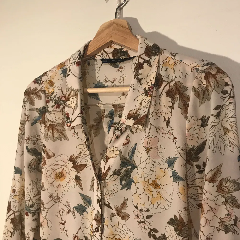 Really nice floral blouse from Zara!. Blusar.