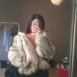  - stor mysig pälsjacka. fri frakt