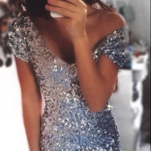  - Supersnygg paljettklänning i silver som tyvärr aldrig kommit till användning för mig. Stretchig i materialet och formar sig fint efter kroppen. Passar xs-s! Den är enbart testad, aldrig använd. Nypris 600, säljer för 125! 