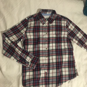  - Skjorta i storlek 46 från hm:s LOGG! Passar alla storlekar beroende på hur tight man vill att den ska sitta. På mig som har s/m sitter den inte tight men är inte heller oversize.