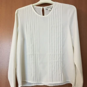  - Vit blus från Monki. Knappt använd 
