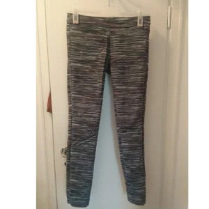  - Finbyxor med dragkedja i sidan och två fickor i fram. Mycket sparsamt använda. 