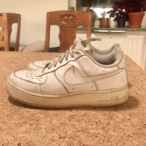  - NIKE AIR FORCE 1 Något slitna men ack så bekväma Inköp: 2015