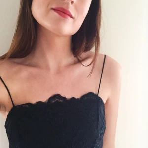  - Fin top från Top Shop, använd en gång, som ny! Det är väldigt bra kvalité, den ser dyr ut. Nypris var 380 kr. Det är en svart gömd dragkedja på baksidan och den är lite stretchig. 