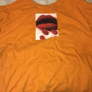En orange oversize t shirt med tryck! - Den är väldigt skön och ganska stor! nästan aldrig använt 