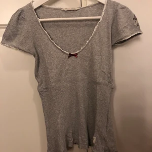 Odd Molly Tröja  - En grå t-shirt från Odd Molly. Tröjan är i bra skicka och säljs även i långärmad i färgerna svart (storlek s) grå (storlek s) vit (storlek xs)