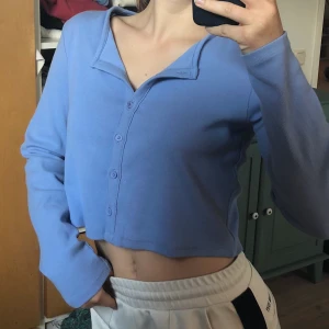 Trendig ljusblå topp - Jättefin ljusblå topp från Zara! I storlek L men den sitter jättebra på mig som är S-M! Passar nog de flesta! 💙💙
