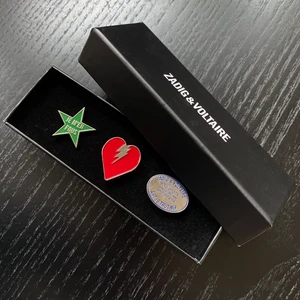 Zadig pins/brosch - Snygga pins/brosch från Zadig & Voltaire som man t.ex kan sätta fast i jackan. Säljer då jag har två.
