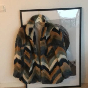 Super fin och tjock fakepäls  - Från hm förra året använd Max 5 ggr, jätte tjockt material i fake päls. Kan gå ned i pris till 300 vid snabb affär 