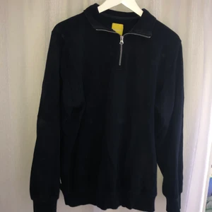Mörkblå tröja - Fin mörkblå nästan svart tröja köpt på Carlings! Med krage som är snygg både uppe som polo eller nerdragen💙💙