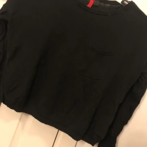 Crop top storlek 34 - Tun stickad crop top från h&m säljs för 50 kr