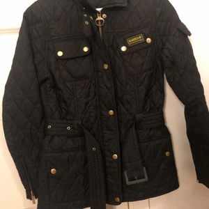 Barbour jacka  - En jättefin höst/vår jacka från Barbour storlek 34 använd en höst säsong jackan är i väldigt bra skick nästan som ny
