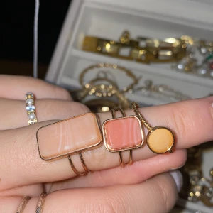 3-set ringar  - Fina ringar i olika nyanser av aprikos-rosa färger. Storlek M-L skulle jag säga. Knappt använda! FRI FRAKT 