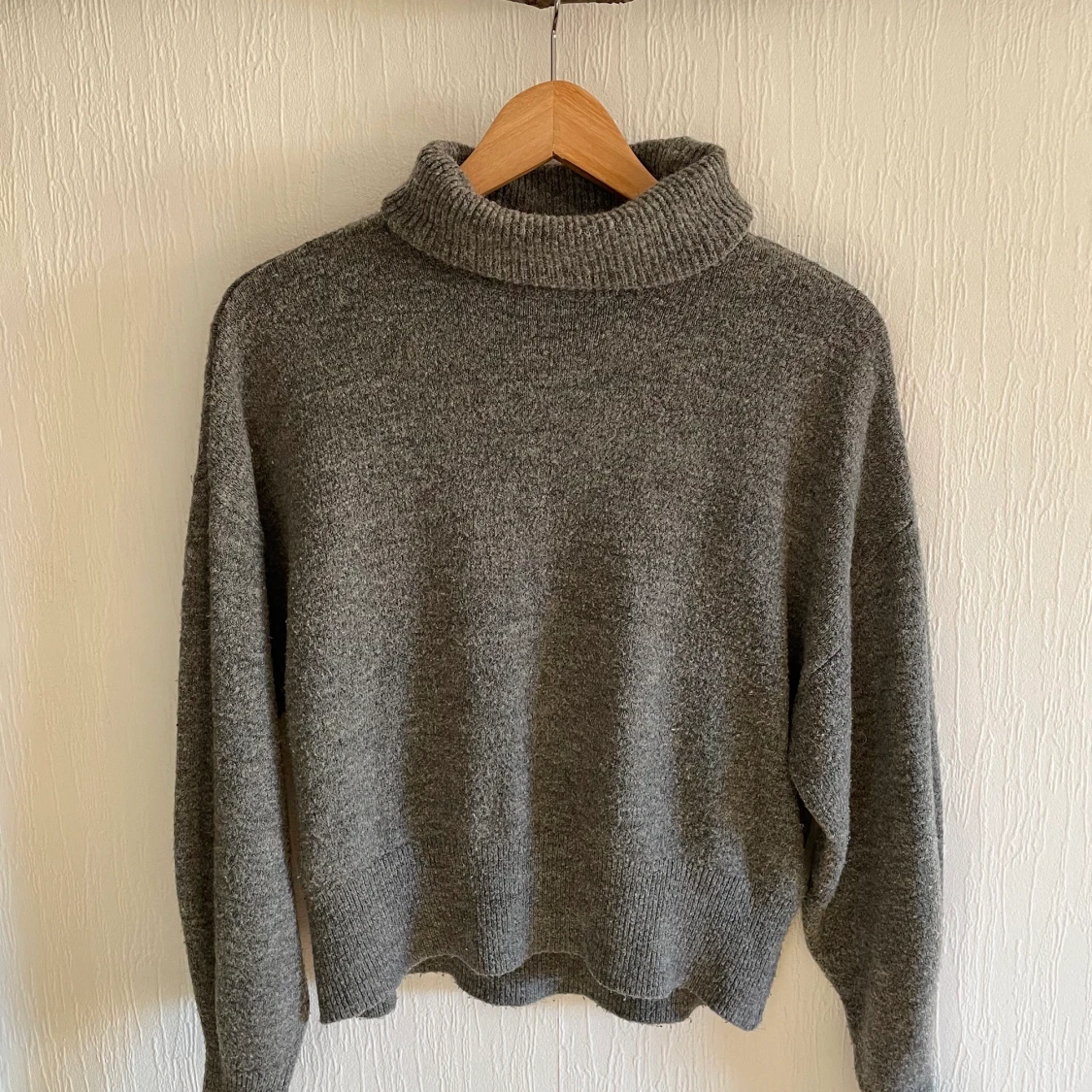 Stickad tröja med polokrage stl S