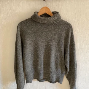 Stickad tröja med polokrage stl S - Från H&M stl S. 