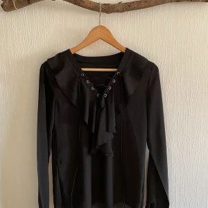 Svart blus stl S - Använt (men fint) skick. Passar xs-m. 