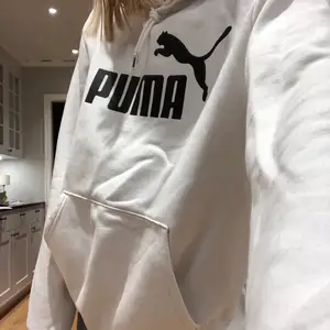 Trendig oversized hoodie från Puma köpt på herravdelningen. Använd mycket sparsamt. Nypris 500kr💕