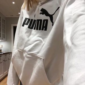 Puma hoodie  - Trendig oversized hoodie från Puma köpt på herravdelningen. Använd mycket sparsamt. Nypris 500kr💕