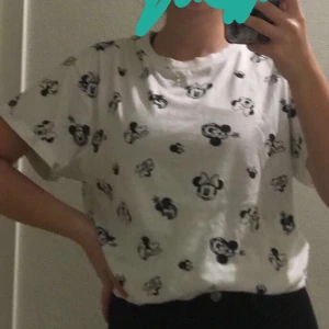 Disney tröja - Köpte den här as-gulliga t-shirten på Disney för 1år sen! Använt ca 4 gånger, super söt men tyvärr måste garderoben rensas! I storlek S skulle jag säga eftersom jag är en S, finns ingen storlekslapp på den tyvärr. frakt mm tas i chatt!