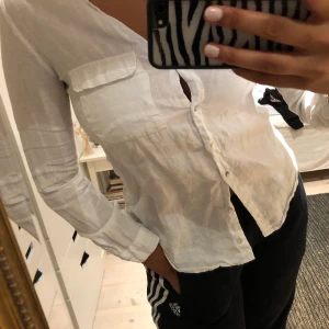 Linneskjorta  - linneskjorta från zara som är för liten för mig. storlek S skulle säga att den är mer som storlek XS. köparen står för frakten!✨