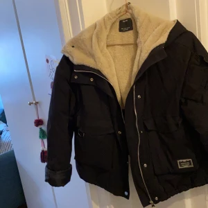 Jacka Bershka - Snygg jacka varm och vattentålig. Kort modell puff modell. Varm och snygg på! 