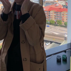 Beige/brun jeansjacka monki - Superfin och skön jeansjacka från monki. Skärpet går att ta loss. Andra bilden är lånad. Jättesnygg men kommer inte till användning. Köparen står för frakt