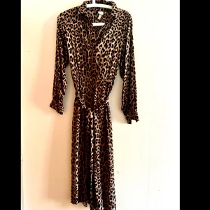 Leopard klänning med knyte i midjan - Långklänning från H&M oanvänd, jättefin! 