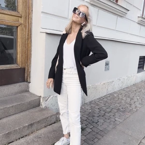 Svart kavaj  - Säljer denna fina svarta kavaj! Jag är storlek S vanligtvis och man ser på bilden hur den sitter på mig🥰