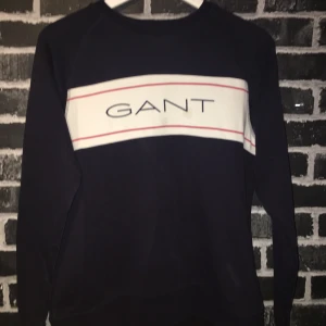 Gant sweater  - Köpt på kidsbrandstore För 800kr! Säljes nu för 180kr. skick 7/10 finns 2 fläckar (se bild 2)👍🏼 byten kan vara intressant💗