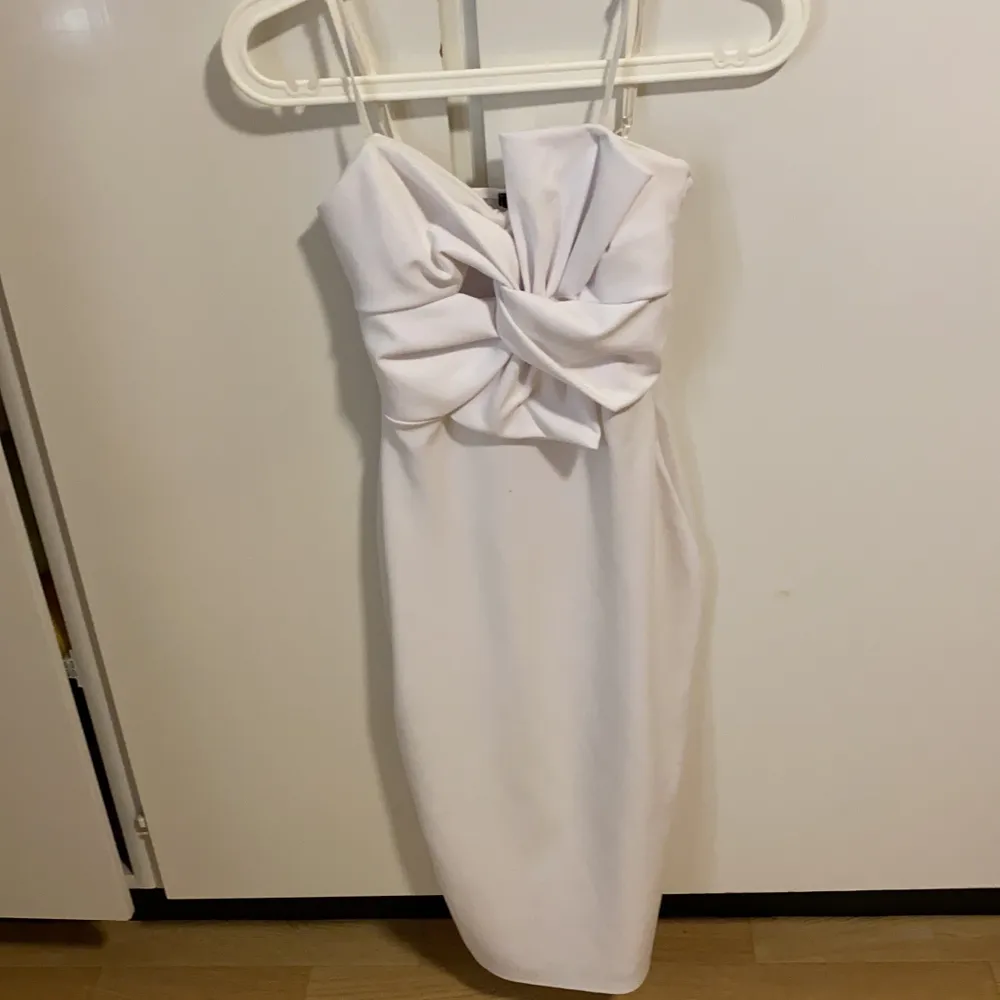 En väldigt fin vit klänning. Väldigt bra material och stretchig . Klänningar.